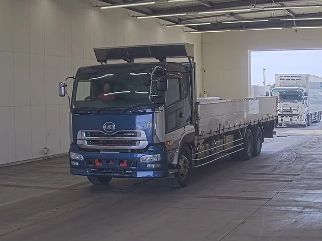 Nissan TRUCK — фото 1