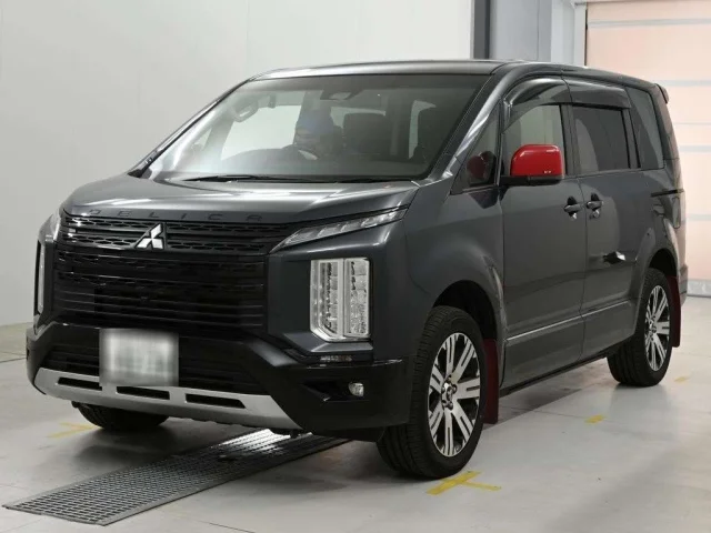 Mitsubishi DELICA D5 — фото 1