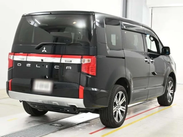 Mitsubishi DELICA D5 — фото 2