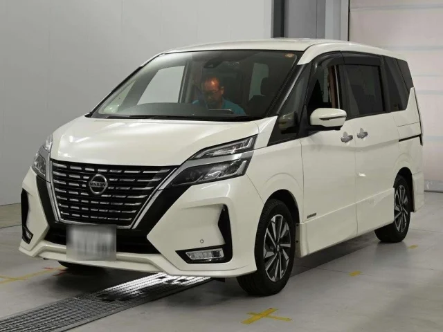 Nissan SERENA — фото 1