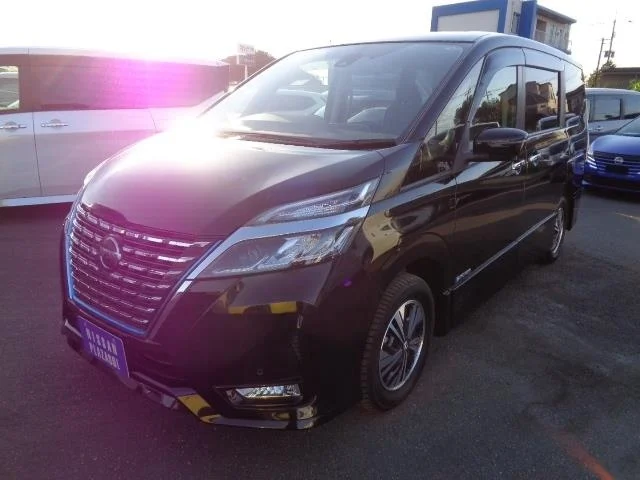 Nissan SERENA — фото 1