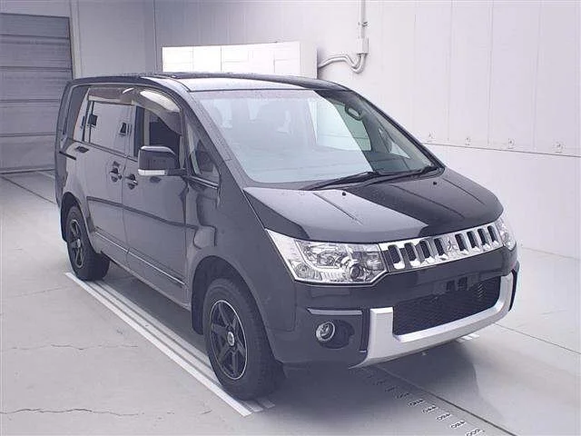 Mitsubishi DELICA D5 — фото 1