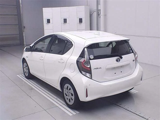 Toyota AQUA — фото 2