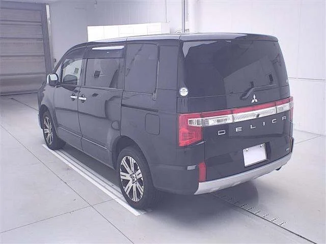 Mitsubishi DELICA D5 — фото 2
