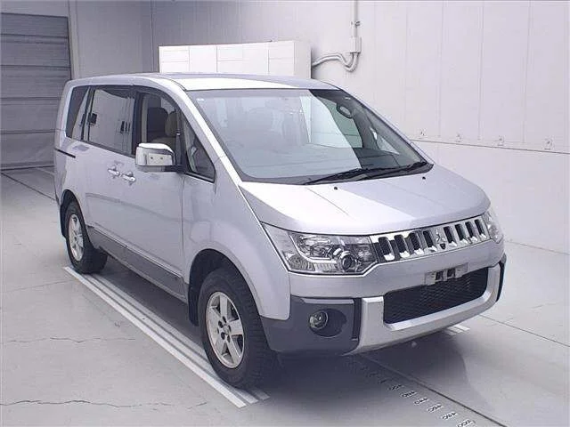 Mitsubishi DELICA D5 — фото 1
