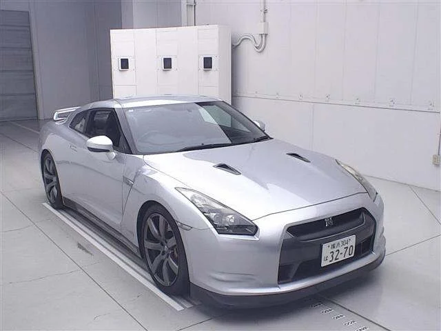 Nissan GT-R — фото 1
