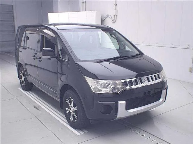 Mitsubishi DELICA D5 — фото 1