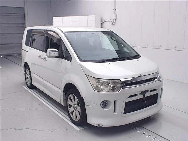 Mitsubishi DELICA D5 — фото 1