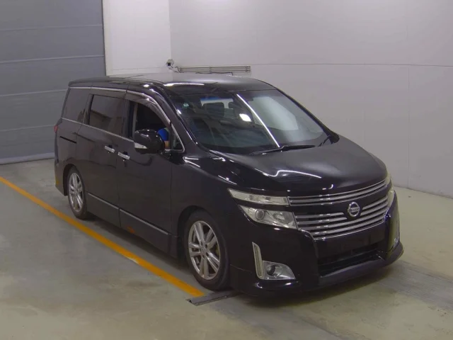 Nissan ELGRAND — фото 1