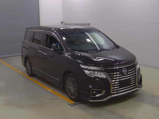 Nissan ELGRAND — фото 1