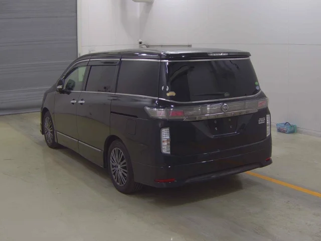 Nissan ELGRAND — фото 2