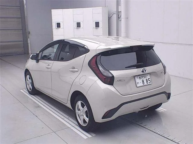 Toyota AQUA — фото 2