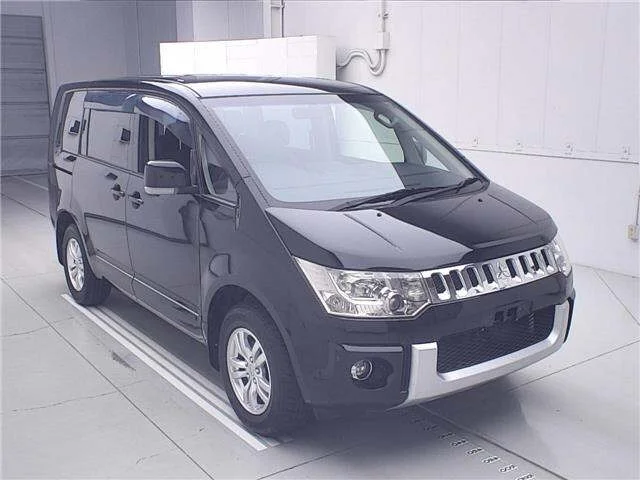 Mitsubishi DELICA D5 — фото 1