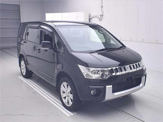 Mitsubishi DELICA D5 — фото 1
