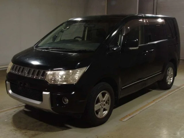 Mitsubishi DELICA D5 — фото 1
