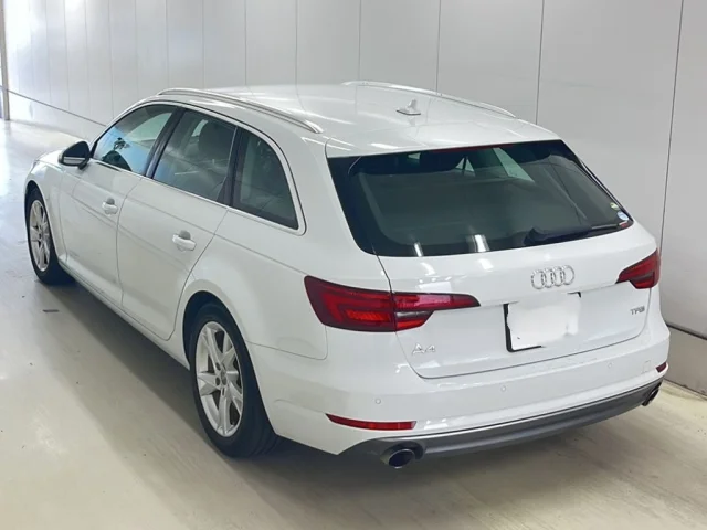 Audi A4 — фото 2