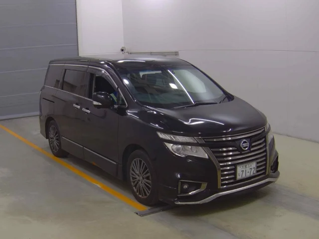 Nissan ELGRAND — фото 1
