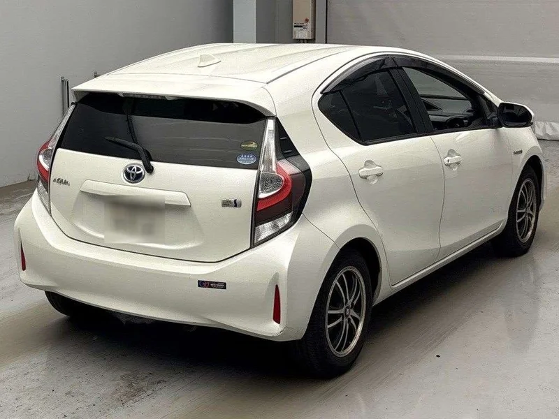 Toyota AQUA — фото 2