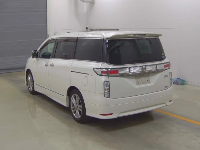 Nissan ELGRAND — фото 2