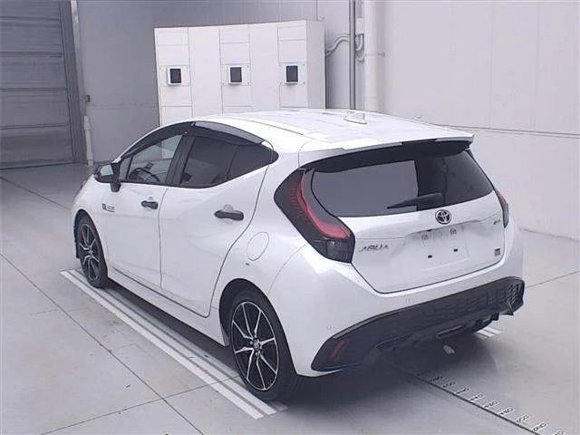 Toyota AQUA — фото 2