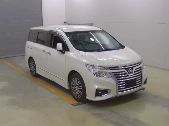 Nissan ELGRAND — фото 1