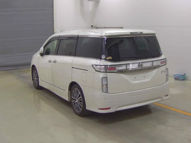 Nissan ELGRAND — фото 2