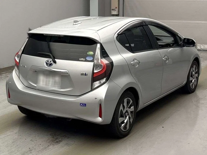 Toyota AQUA — фото 2
