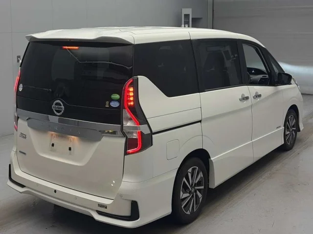 Nissan SERENA — фото 1