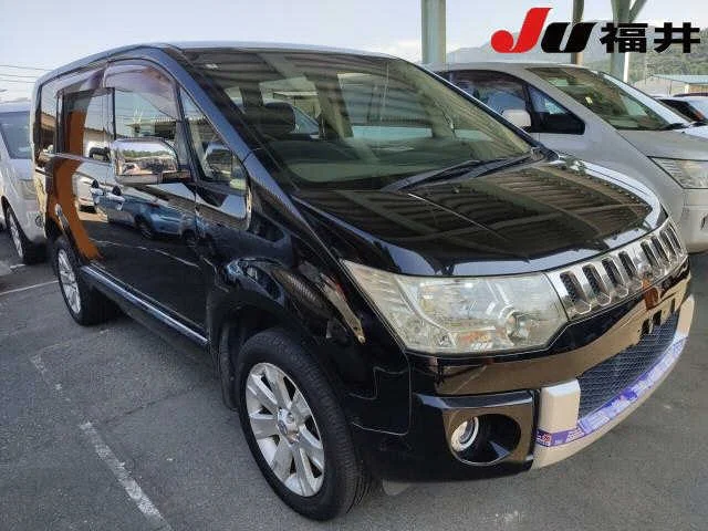 Mitsubishi DELICA D5 — фото 1
