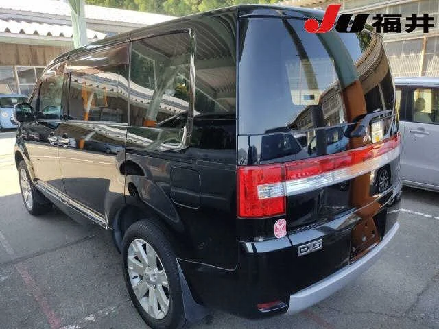 Mitsubishi DELICA D5 — фото 2