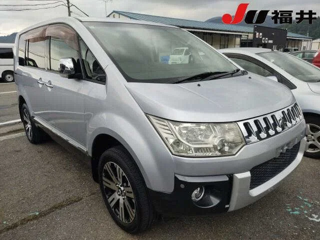 Mitsubishi DELICA D5 — фото 1