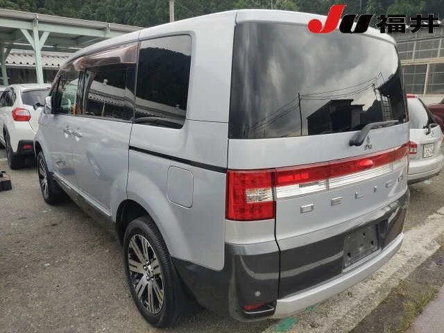 Mitsubishi DELICA D5 — фото 2