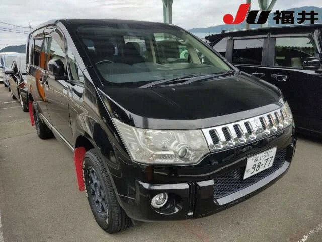Mitsubishi DELICA D5 — фото 1