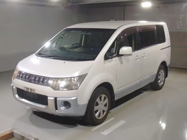 Mitsubishi DELICA D5 — фото 1