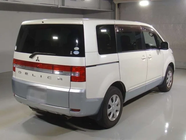 Mitsubishi DELICA D5 — фото 2
