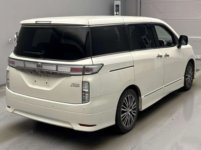 Nissan ELGRAND — фото 2
