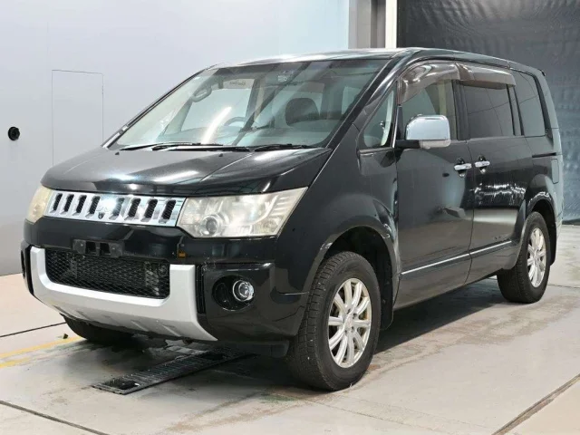Mitsubishi DELICA D5 — фото 1