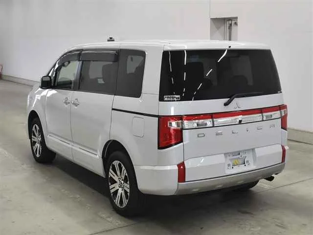 Mitsubishi DELICA — фото 2
