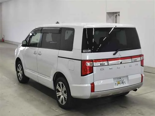 Mitsubishi DELICA — фото 2