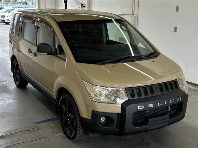 Mitsubishi DELICA D5 — фото 1