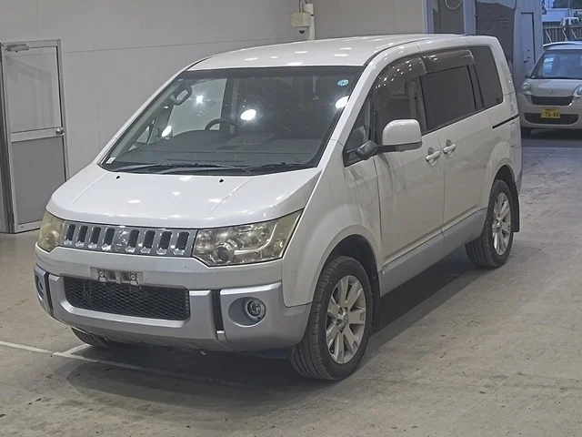 Mitsubishi DELICA D5 — фото 1