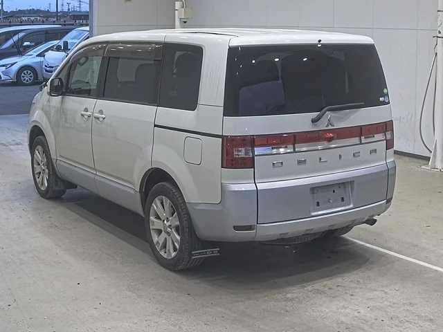 Mitsubishi DELICA D5 — фото 2
