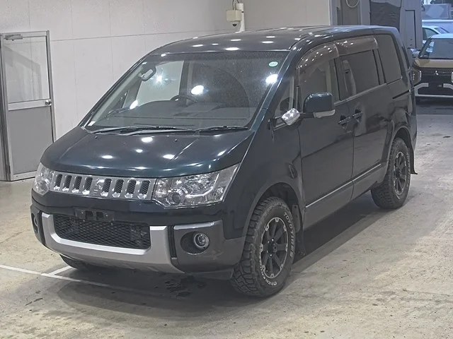 Mitsubishi DELICA D5 — фото 1