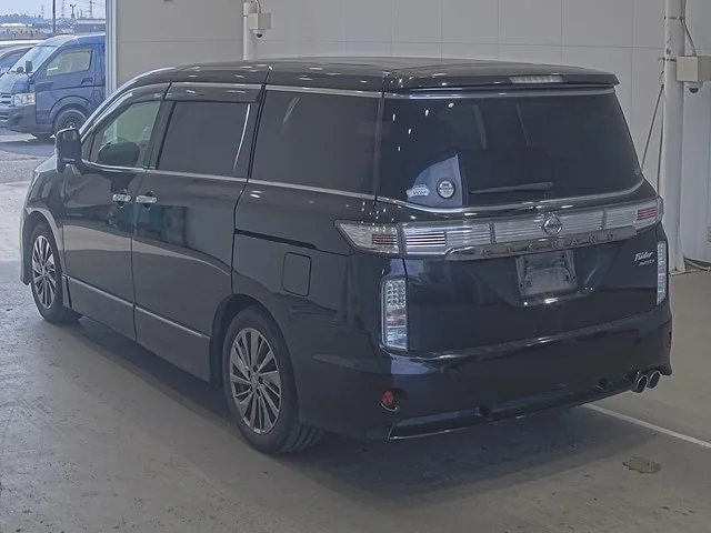 Nissan ELGRAND — фото 2