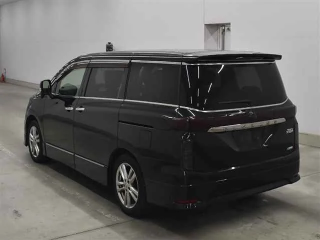 Nissan ELGRAND — фото 2