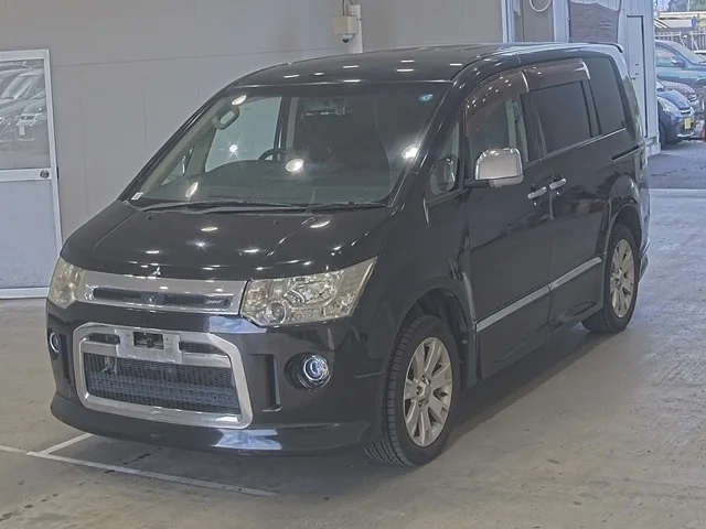 Mitsubishi DELICA D5 — фото 1