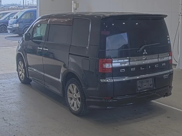 Mitsubishi DELICA D5 — фото 2