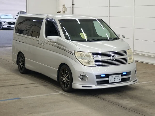 Nissan ELGRAND — фото 1