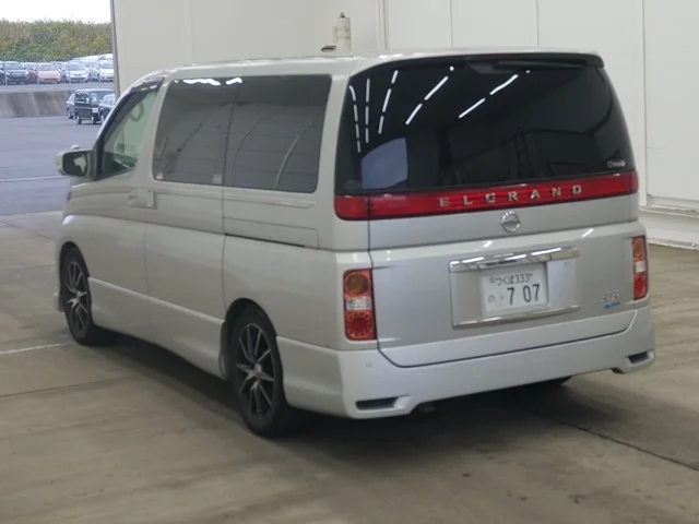 Nissan ELGRAND — фото 2
