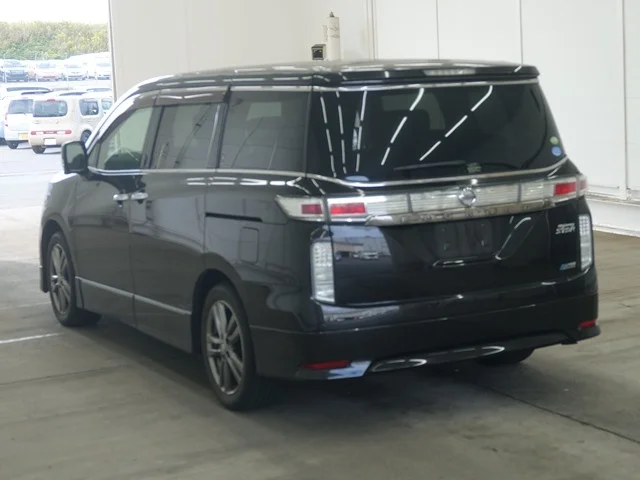 Nissan ELGRAND — фото 2